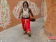 印度教徒庆祝Gajan节 脚踩婴儿为其祈福