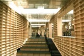 你可以说武藏野美术大学的图书馆没有墙，也可以说它没有书架。因为这个图书馆是完全由木格“堆”起来的。这些似看不到尽头的书架被玻璃幕墙包裹，最高处有9米。（实习编辑：周芝）