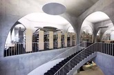 由著名建筑大师伊东丰雄设计的多摩美术大学图书馆，因为身处艺术大学，它从一开始就被定义为一个艺术空间多过图书馆的环境。但除了拱门型的艺术建筑外，馆内广阔的阅读空间和柔软的个人座椅，都力求让读书的人得到满足。（实习编辑：周芝）