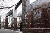  东京都 武藏野美术大学图书馆。你可以说武藏野美术大学的图书馆没有墙，也可以说它没有书架。因为这个图书馆是完全由木格“堆”起来的。这些似看不到尽头的书架被玻璃幕墙包裹，最高处有9米。（实习编辑：周芝）