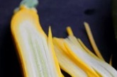 12. 削皮刀
削皮器非常适用于胡萝卜，南瓜，西葫芦，黄瓜等。小巧又实用，所以它会很容易融入你的餐具的抽屉