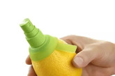 26. 柠檬喷雾器
喷出新鲜的柠檬汁右出柠檬的？酸橙，柚子，橘子和其他柑橘类都可受用。
