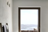 坐落在希腊西罗斯岛的这两幢别墅Syros I，Syros II，是闻名于众多希腊人和外国游客的夏日度假胜地之一。这是来自雅典的Block 722工作室的作品。两幢别墅十分宽敞，客厅和主屋是分开的，另外还有充裕的空间用来放松娱乐。两幢建筑很好地利用了当地的地貌，与天地融合在一起。（实习编辑：谭婉仪）