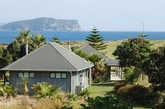 Slipper Island位于新西兰北部，距离科罗曼德半岛的东海岸线约4公里。其总面积为224公顷，这次销售区域为217公顷，长度约为2.7公里，最大宽度约为1.8公里。均价折合为人民币是16元/平米，比国内土地出让价格低很多。