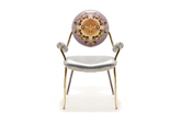 1.范思哲 (Versace) “La Coupe des Dieux”座椅
「La Coupe des Dieux」座椅是范思哲，椅子由艺术总监多娜泰拉·范思哲 (Donatella Versace) 设计，灵感源自范思哲着名的希腊回纹图案。回纹的几何线条经解构、柔化，造就以金色及青铜色精钢勾勒的感性轮廓。圆形椅背以皮革制造，回纹上印有经典范思哲巴洛克图案，人手制作的坐垫及椅臂则以亮面皮革包覆。