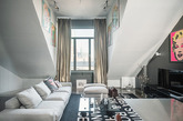 金属的质感虽给人较为冰冷的感觉，但其实有效运用也能创造时尚。
瑞典的这间72平米 Loft 公寓在拥有挑高天花板、大窗户的阁楼空间中有效运用金属材质和灰黑色的家具，打造出Party House 氛围的居家环境。
有别于一般印象中绚丽的风格，暗色马赛克墙面可以是非常优雅古典的；另一方面，在冷色布局里，只要随手摆上高彩度色彩的画、海报或家饰品，都能马上画龙点睛，当然也别忘了在下班途中买把鲜花回家，柔和出温馨感。（实习编辑：谭婉仪）