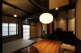 日本的国土面积和城市空间都相当有限，所以町屋的建筑形式也充分显示了日本传统城市住宅的对于空间的特有应用观念。看过这一期airbnb城荐计划后你可能很难从町屋中提取到那些可以借鉴回你家的居家小技巧。但是我们相信大家一定能够体会到的是京都这个城市的文化交融和本土人对于文化的继承力量。如果你已经动心想要去京都一探究竟，我们会再给你一个理由：每年四五月都是京都传统舞蹈公演最频繁的季节。（实习编辑：周芝）