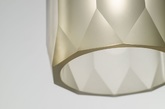Jan and Henry 设计的 Polygon 灯具 ，结合了传统手工吹制玻璃与 3D 建模技术，精确的多边形形态以两种不同的形式呈现。在白天，光线通过灯具磨砂表面折射，在夜晚，室内光线与灯具本身相互辉映，将灯具所有的优雅细节展现。（实习编辑：谭婉仪）