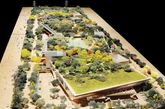 Facebook 美国硅谷总部，这幢被称为是“全球最大的开放式办公楼”的建筑终于投入使用了。马克·扎克伯格在自己的 Facebook 主页上晒出了其员工搬入帕洛阿尔托 Menlo Park 园区新办公室的照片。2012 年的夏天，年逾 80 岁的美国建筑师弗兰克•盖里（ Frank Gehry ）拿下了 Facebook 在硅谷新总部的设计权。

最初，弗兰克•盖里选择了自己最擅长的表达方式，设计了一个大胆的、弯曲的门面。但在 Facebook 看来，这一略显浮华的形式与公司的文化并不相符。（实习编辑 孟璇）