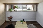 这是由台湾好室设计／House Design 打造的作品，改造的对象是一幢屋龄超过50年的狭长老屋。老房子在一楼与二楼间有个影响动线的夹层，但拆除并非唯一的办法 ，设计师在这里就选择了推开夹层的封闭墙面，从而让底层、夹层与露台间串联起了一个新的关联，并形成一个层层递进的光与景。原来弃置不用的露台被重新定义为阅读区 ，在旧物、绿植、旧有的窗框环绕下，营造一个安静的阅读氛围，而浴室也就大方的设置在露台上方的过道间，坦然的迎向阳光。（实习编辑：谭婉仪）