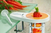 ▶ Table Clamp Carrot Peeler萝卜削皮器
还在为削胡萝卜皮而烦恼不已吗？不用担心，神器出现了，而且它可以任意安装在任何桌脚，使用方法也非常简单，把萝卜使劲往下推就搞定！