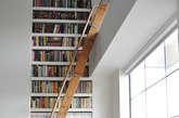 这是自定义构建图书馆,架子是自己做的，也是自己安装的。这个老水电电力梯是古董哦。通常夫妇俩都会把它打扫的干干净净，就像赋予它新生命一样。（实习编辑：谭婉仪）