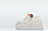 沙丘／Dune 是由 Smarin 的设计师 Stéphanie Marin 带来的一款躺椅，四个不同大小和形状的模块可以随意混合搭配到一块，在室内或室外创建一个放松的场所。阳光、沙丘，再来一片树荫就是休息、阅读、或眺望远方风景时的绝配。（实习编辑：谭婉仪）