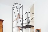 十九、金属楼梯
一个现代、极简的垂直楼梯用来连接夹层。by Francesco Librizzi