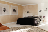 澳大利亚室内设计公司Amber Road 的设计简单清爽，虽然铺的是大理石地板，但是又充满生活温度，其秘诀就在于客厅和卧房加装的浅色木板墙！原本的墙面只是灰色和白色的呈现，但是装了木板后，空间马上多了层次、变得活泼，而且利用木材温润的质地，缓和地板、墙壁的冷调。另外可以再添购几张自然色系的地毯，养些绿色植物，让居家空间充满生命力。（实习编辑：谭婉仪）