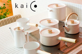 Kaico
是日本当代知名设计师小泉城所涉及的珐琅器具品牌，小泉城将Kaico的设计理念回归至最纯净原始的本质，比如宽敞好清洗的开口，不烫手好握的木制把手，平坦方便受热的地面~每个细节都以实用为考量，摒弃冗余的装饰，充满朴素之美。（实习编辑：谭婉仪）
