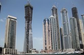 三.迪拜无限塔（Infinity Tower）
迪拜无限塔有76层，高306米，是世界上扭曲度为 90的最高建筑。该塔楼由SOM建筑事务所设计，他们还设计建造了迪拜哈利法塔（Burj Khalifa）和芝加哥特朗普大厦。与瑞典螺旋中心大厦不同，迪拜无限塔是由一系列的悬臂板围绕垂直轴旋转而成。此外，无限塔还使用了大量的波纹板，这些波纹板随着层与层之间的扭曲度而弯曲。每一层楼扭转1.2度，直到最终达到 90度，从而形成一个螺旋形。塔楼中将包括住宅公寓，会议中心、网球场，游泳池，一个国家艺术馆，一个儿童保育中心和一个水疗中心。