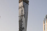 三.迪拜无限塔（Infinity Tower）
迪拜无限塔有76层，高306米，是世界上扭曲度为 90的最高建筑。该塔楼由SOM建筑事务所设计，他们还设计建造了迪拜哈利法塔（Burj Khalifa）和芝加哥特朗普大厦。与瑞典螺旋中心大厦不同，迪拜无限塔是由一系列的悬臂板围绕垂直轴旋转而成。此外，无限塔还使用了大量的波纹板，这些波纹板随着层与层之间的扭曲度而弯曲。每一层楼扭转1.2度，直到最终达到 90度，从而形成一个螺旋形。塔楼中将包括住宅公寓，会议中心、网球场，游泳池，一个国家艺术馆，一个儿童保育中心和一个水疗中心。