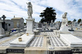 六.美国墓葬之城
美国加州圣马特奥县(San Mateo County)小镇科尔马(Colma)被视为墓葬之城，这里下葬的死人超过活人数量。科尔马建于1924年，大约只有2000名居民，大多数土地都被用于墓地。这里的死人数量与活人数量的比例高达1000：1。(实习编辑：谭婉仪)
