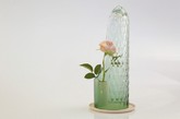 OP-vase 是由土耳其设计师 Bilge Nur Saltik 构思创建的一系列花瓶，通过视觉扭曲、万花筒原理，设计师使一朵花仿佛幻化出万千抽象花朵 ，遍布花瓶瓶罩上的整个球面空间。整个系列由三个不同尺寸的花瓶组成，每一个都用玻璃手工吹制而成，并有各自独特的图案和切口，或蓝或绿、或深或浅的颜色又给鲜花增色不少 。当观察者转动并改变角度时，玻璃罩上的鲜花也随之变化形式，万千归一、一化万千。（实习编辑：谭婉仪）