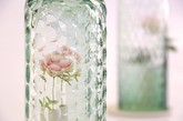 OP-vase 是由土耳其设计师 Bilge Nur Saltik 构思创建的一系列花瓶，通过视觉扭曲、万花筒原理，设计师使一朵花仿佛幻化出万千抽象花朵 ，遍布花瓶瓶罩上的整个球面空间。整个系列由三个不同尺寸的花瓶组成，每一个都用玻璃手工吹制而成，并有各自独特的图案和切口，或蓝或绿、或深或浅的颜色又给鲜花增色不少 。当观察者转动并改变角度时，玻璃罩上的鲜花也随之变化形式，万千归一、一化万千。（实习编辑：谭婉仪）