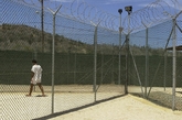 美国总统奥巴马2009年曾承诺关闭关塔那摩监狱，但康沃尔称其并没有任何关闭迹象。（实习编辑 孟璇）