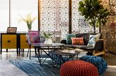 So En Lim设计的马来西亚Waa! Design & Culture展厅，生活化的展示空间，温馨优雅。这就是最近流行的闷骚蓝和 逼格灰的完美结合。精巧的摆件和室内大片的绿植是内部的两点，中国式的屏风设计和质朴的木质家居展示的是亚洲风格。灯具和座椅是西式设计，中西风格在这里完美融合和演绎。