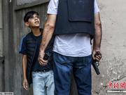 土耳其袭警事件频发 警察持枪盘问小孩加强巡视