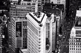 熨斗大厦
最性感的莫过于你双手按下
飞起的裙角时露出的肌肤
今天，世界各地的人聚集在纽约23街、第五大道和百老汇街的交汇处，与其说是在瞻仰这座20世纪早期完工的建筑杰作，不如说是在膜拜这个世界上最具标志性的商业文化符号。但在20世纪伊始，熨斗大厦还在建设之中，就已成为纽约最受欢迎的地方。（实习编辑：刘嘉炜）