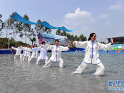  重庆市民演绎“水上太极拳” 