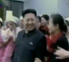 金正恩视察女工挽臂落泪