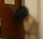 警方门后揪出全裸卖淫女