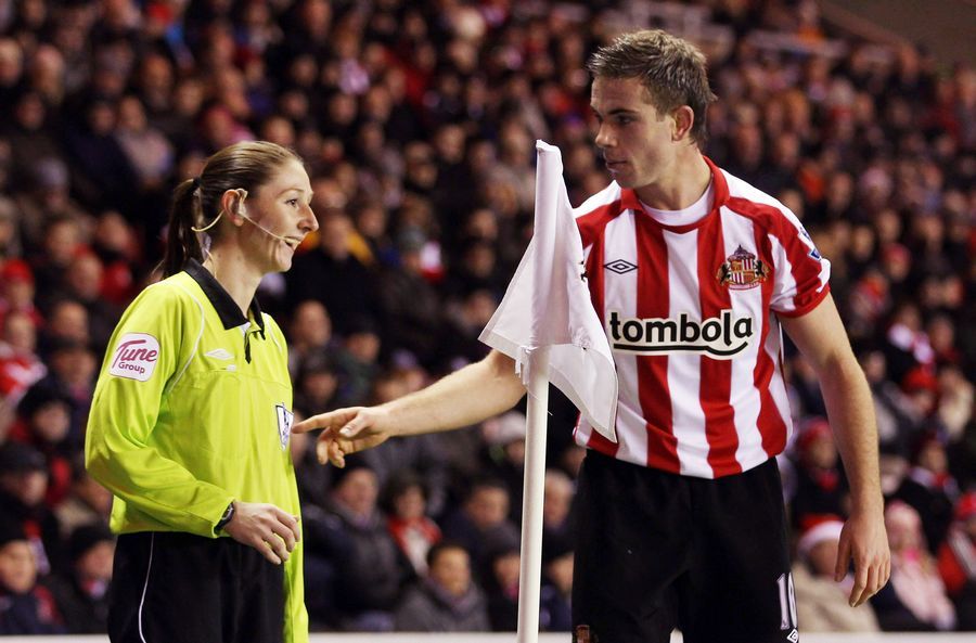 英超著名的女裁判西恩-马