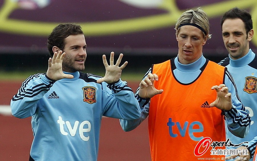 西班牙队训练备战 托雷斯马塔偷练“龙爪手”[高清]