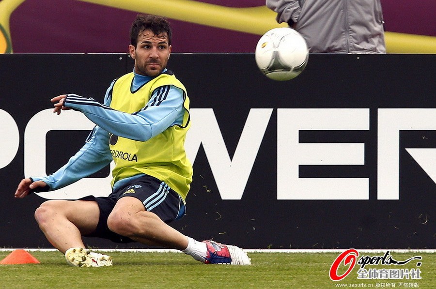 西班牙队训练备战 托雷斯马塔偷练龙爪手[高