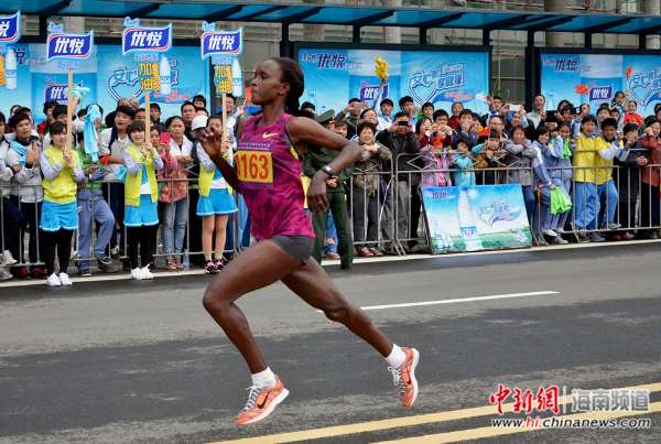 图为曾获2014仁川亚运会女子马拉松冠军的巴林选手基尔瓦正在比赛中.