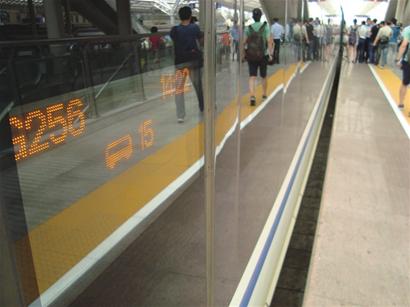 青岛至杭州武汉直达高铁首发 旅客出行更便利
