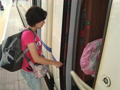 青岛至杭州武汉直达高铁首发 旅客出行更便利