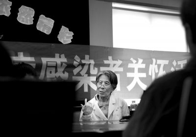 徐莲芝给艾滋感染者和志愿者讲课。