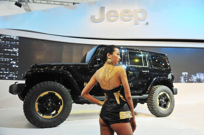 偷拍JEEP<em>龙纹身</em>的<em>女孩</em>霸气抽烟图_汽车频道