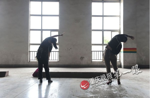 公交点钞员数钱数到手抽筋图片