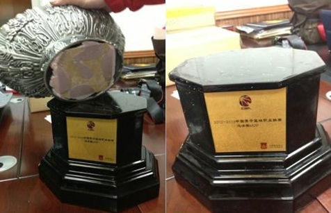 阿联总决赛MVP奖杯不堪颠簸 杯身底座分离(图)_体育频道_凤凰网