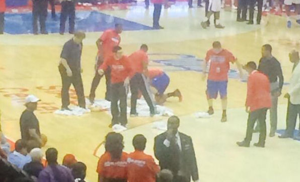 洛杉矶惊现CBA式现场 快船球迷向裁判扔饮料