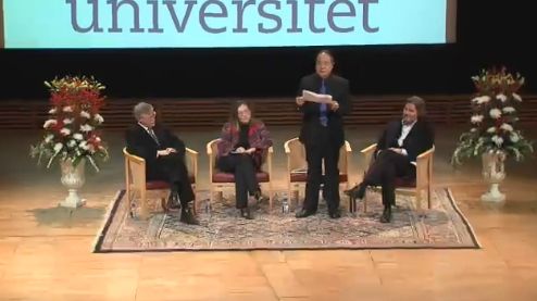 演讲嘉宾,罗多弼(左一,当地著名汉学家汉学家、中文教授)、翻译(左二)、莫言(左三)、约翰·拉贝尤斯(瑞典著名演员)