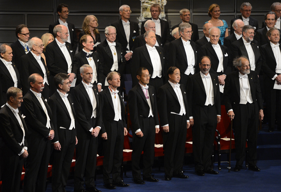 北京时间11点30分许，2012年诺贝尔奖颁奖典礼正式开始。在莫扎特D大调的音乐中，中国作家莫言和其他获奖者一起，身着黑色燕尾服步入会场，他坐在前排左数第7个座位上。

从现场直播视频中看到，所有得奖者都身穿黑色燕尾服。