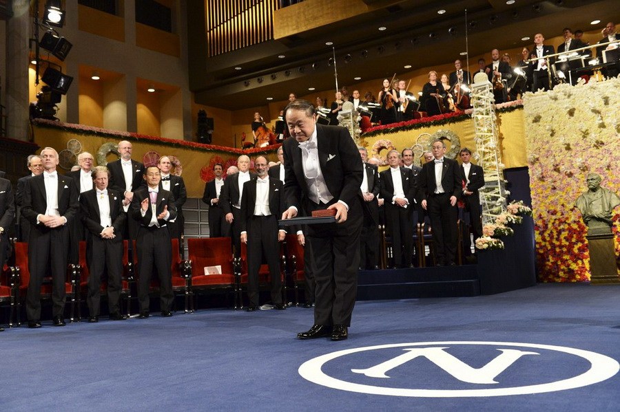 中国作家莫言正式获颁诺贝尔文学奖奖章及证书 (高清) - 和蔼一郎 - 和蔼一郎