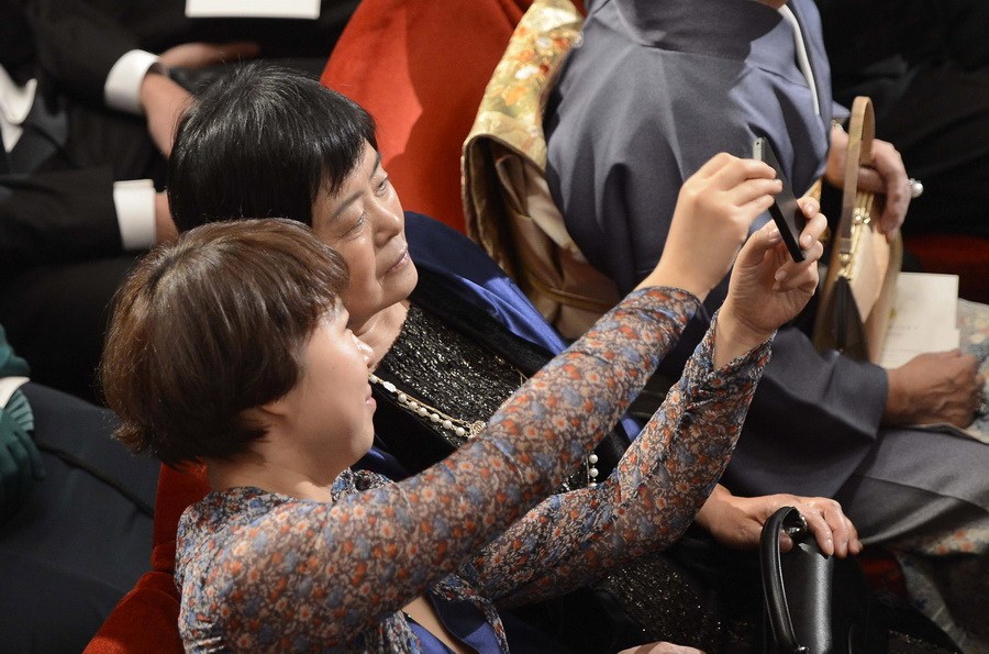 中国作家莫言正式获颁诺贝尔文学奖奖章及证书 (高清) - 和蔼一郎 - 和蔼一郎