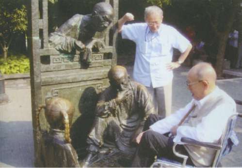 2006年10月，与子周晓平在北京皇城根遗址公园