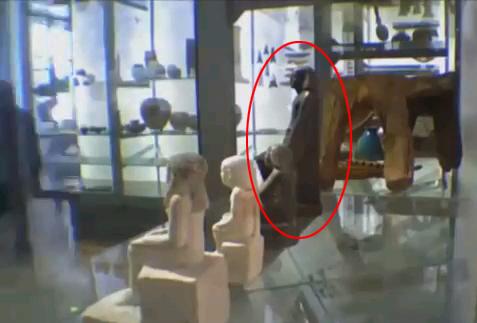 英国一博物馆现灵异事件:古埃及死神像自动旋