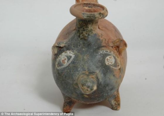 意1座古墓发现2400年前小猪造型赤土陶奶瓶